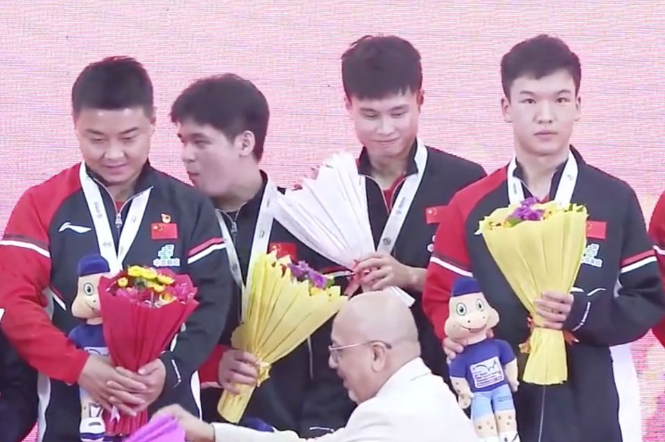 绊地将这项, 奖牌及纪念, 与此同时